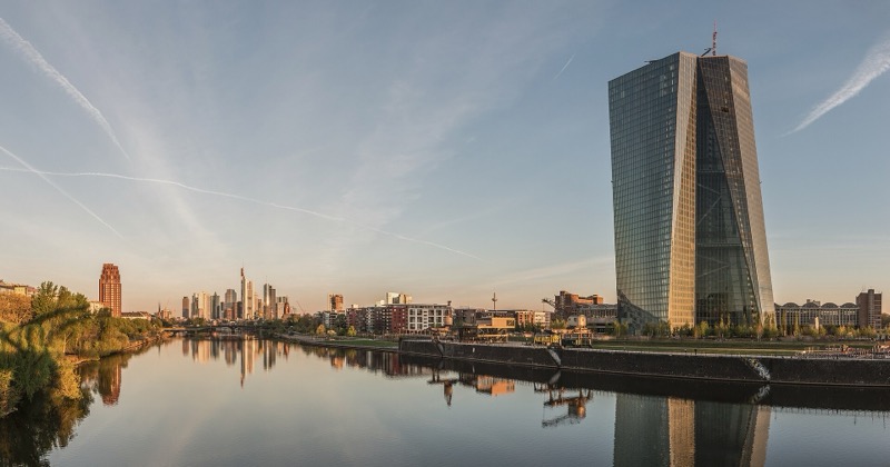 Het gebouw van de Europese Centrale Bank aan de Main in Frankfurt bij zonsopgang